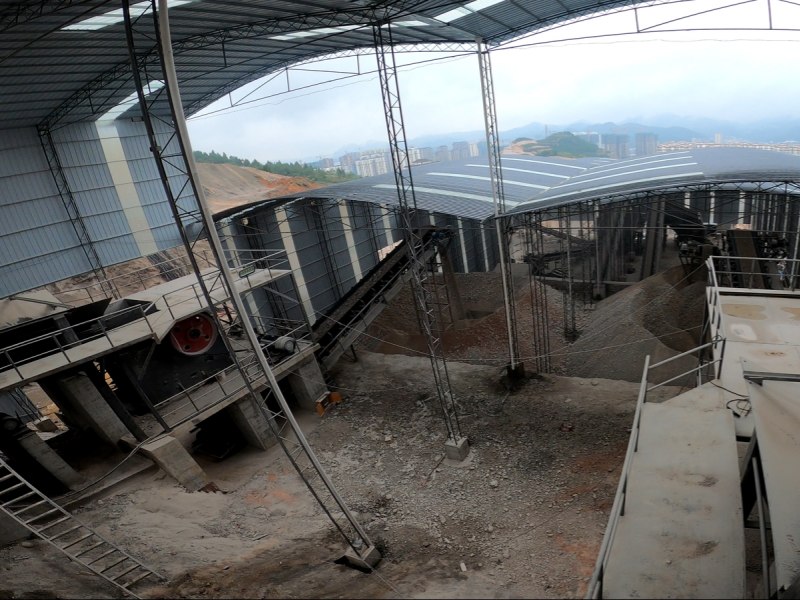 顎式破碎機(jī)現(xiàn)場